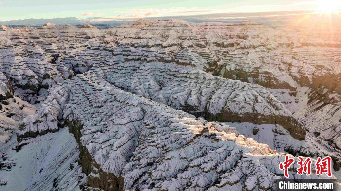 圖為參展攝影師拍攝的西藏阿里札達(dá)土林雪后風(fēng)光?！≈鬓k方 供圖