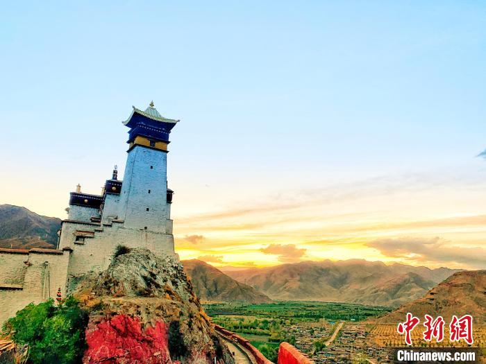 圖為西藏第一座宮殿——山南雍布拉康?！埼?攝