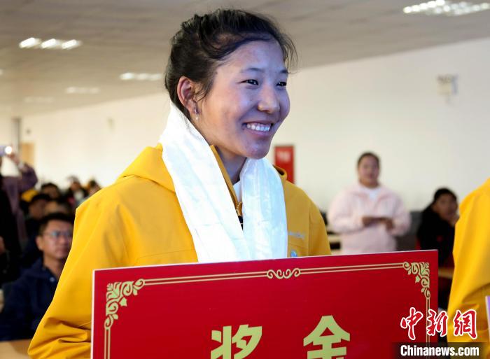 玉珍拉姆上臺領(lǐng)獎?！∝暣_ 攝