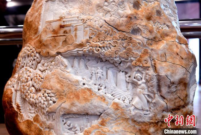 圖為5月16日，展覽中的漢白玉雕作品《猴子變?nèi)恕贰！±盍?攝