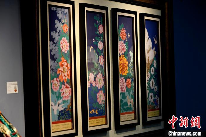 圖為5月16日，展覽中新創(chuàng)唐卡作品《四季花》?！±盍?攝