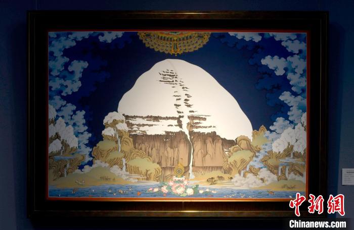 圖為5月16日，展覽中新創(chuàng)唐卡作品《岡底斯山》。　李林 攝