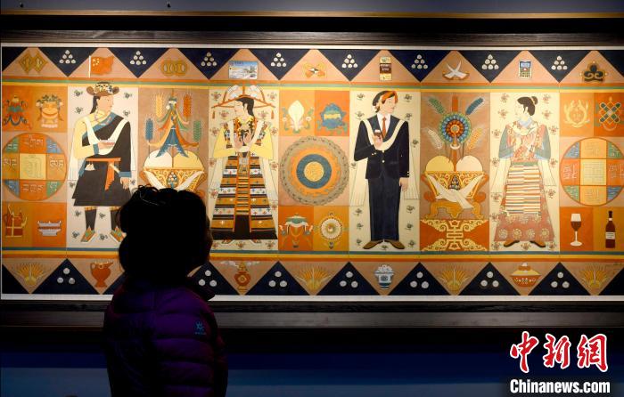 圖為5月16日，觀眾正在欣賞展覽中的新創(chuàng)唐卡作品?！±盍?攝