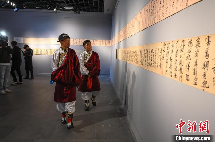 圖為學生參觀黃庭堅書法文獻展。　趙朗 攝