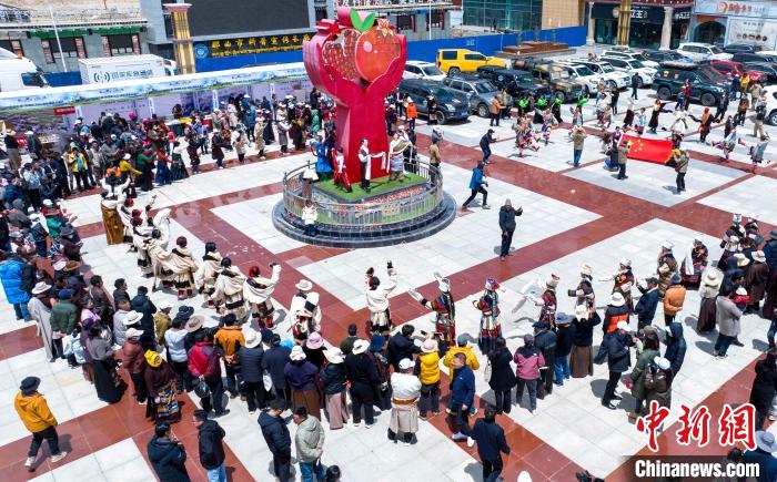 圖為“極地那曲 天際之旅”2023西藏那曲“中國(guó)旅游日”音樂(lè)美食嘉年華活動(dòng)現(xiàn)場(chǎng)。　那曲市文化和旅游局供圖