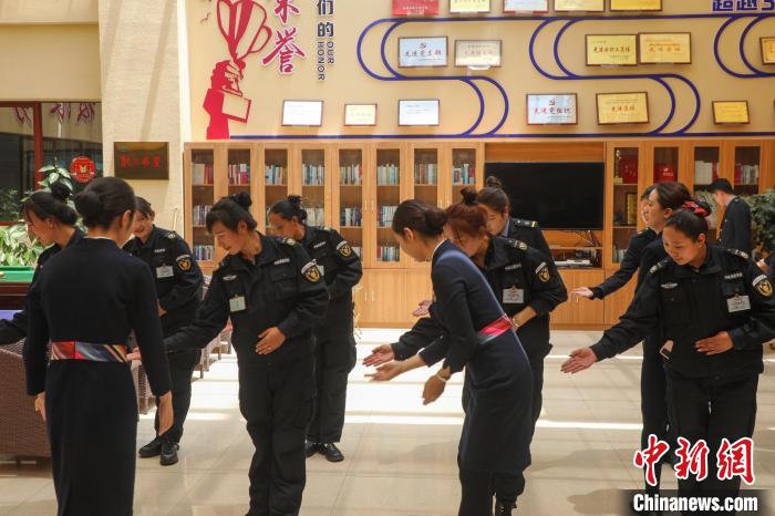 日喀則火車站客運人員學習服務(wù)禮儀?！《飞降?攝