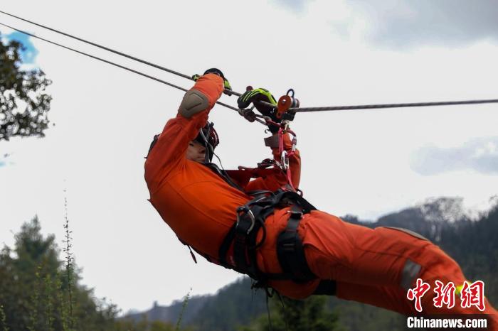 圖為消防員開展斜向救援訓(xùn)練?！抢倮?攝