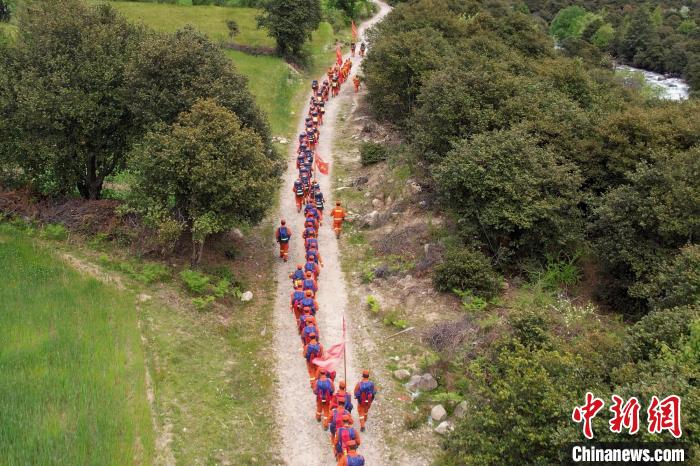圖為西藏林芝森林消防員穿越山林?！●T怡凡 攝