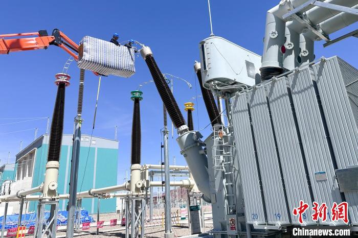 國(guó)網(wǎng)西藏電力組織檢修人員對(duì)設(shè)備進(jìn)行全面體檢?！?guó)網(wǎng)西藏電力有限公司 供圖