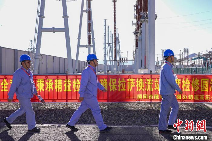 圖為檢修現(xiàn)場(chǎng)?！?guó)網(wǎng)西藏電力有限公司 供圖