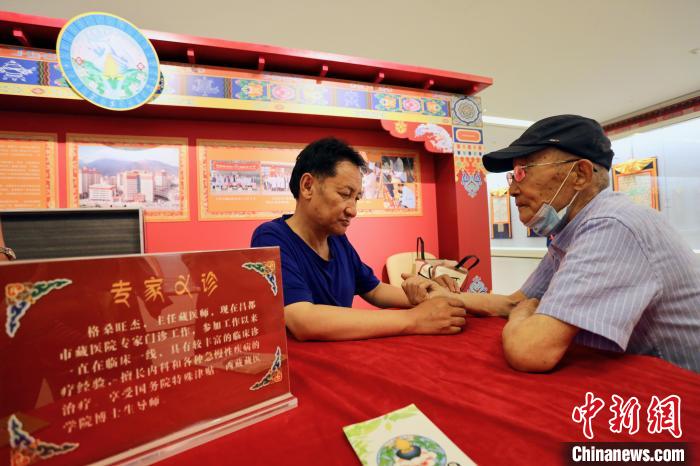 “藏韻瑰寶”藏醫(yī)四部醫(yī)典唐卡珍品展在天津美術(shù)館展出，展覽現(xiàn)場(chǎng)藏醫(yī)專家義診受歡迎。　劉俊蒼 攝