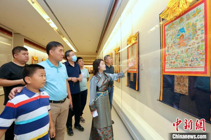 “藏韻瑰寶”藏醫(yī)四部醫(yī)典唐卡珍品展現(xiàn)場(chǎng)?！⒖∩n 攝