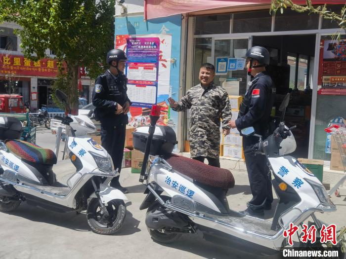 民警對(duì)轄區(qū)商鋪進(jìn)行走訪排查?！↑S創(chuàng)偉 攝