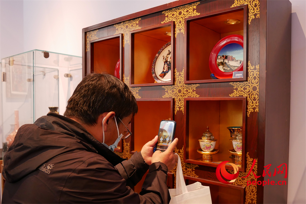 觀眾正在用手機(jī)拍攝展品。人民網(wǎng) 韋衍行攝