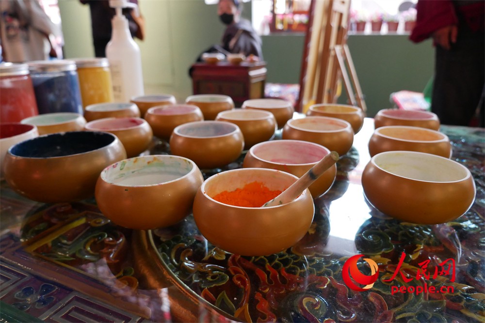 繪制唐卡所用的顏料。人民網(wǎng) 韋衍行攝