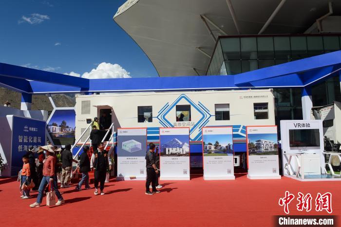 展覽現(xiàn)場，觀眾體驗裝配式增壓增氧建筑。　湯葉 攝