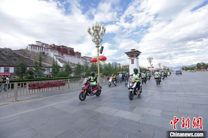 圖為比賽選手途經(jīng)布達(dá)拉宮?！∮文恋厍蚬﹫D