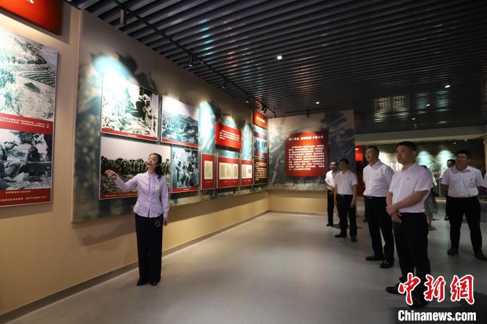 圖為西藏航空一行在臨沂市孟良崮戰(zhàn)役紀(jì)念館開展主題教育活動(dòng)?！〗?攝
