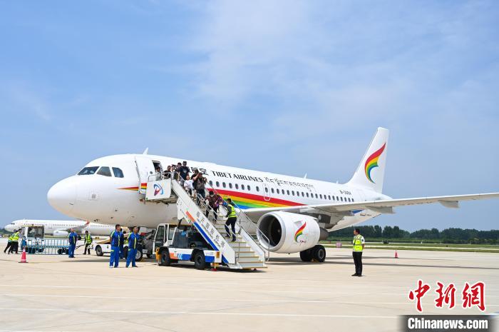 圖為旅客抵達(dá)機(jī)場?！≮w朗 攝