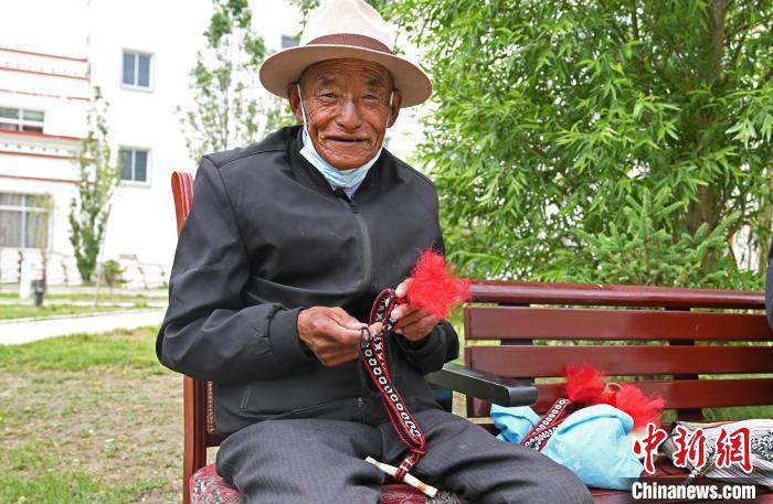 圖為曲松縣特困人員集中供養(yǎng)中心老人在做傳統(tǒng)手工編織?！≮w朗 攝