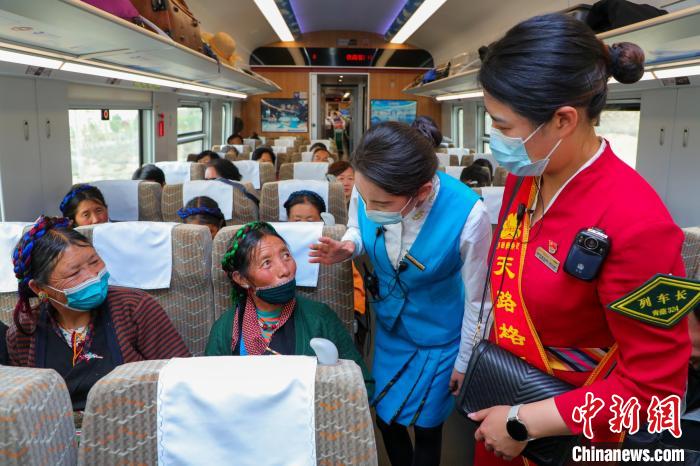 農(nóng)牧民乘坐高原復(fù)興號(hào)動(dòng)車組出行。　周悅翔 攝