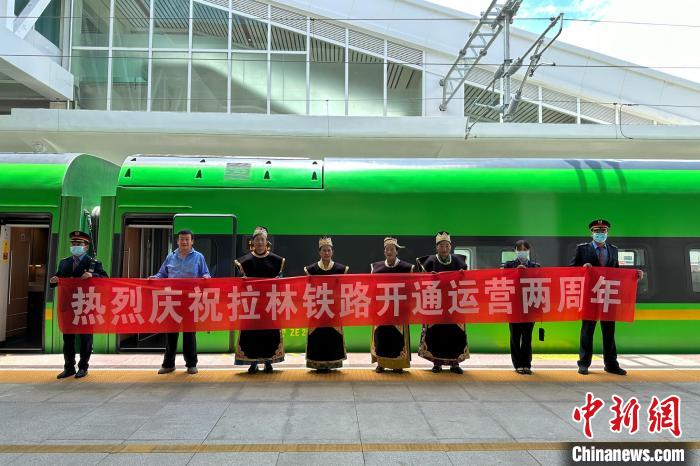 中國(guó)鐵路青藏集團(tuán)有限公司慶祝拉林鐵路開(kāi)通運(yùn)營(yíng)兩周年?！±詈Ｐ?攝