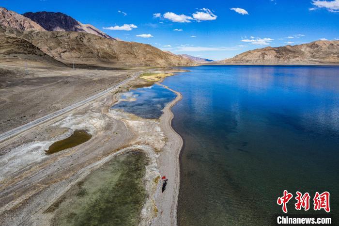 班公湖又稱措木昂拉仁波，藏語意為“長脖子天鵝”。　龍小鳳 攝