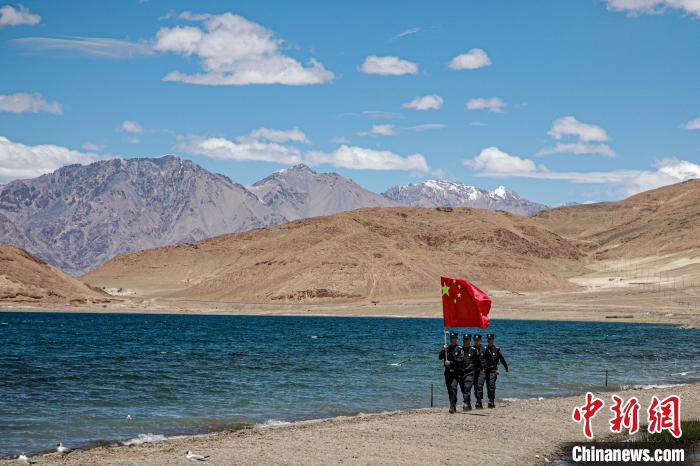 班公湖邊境派出所民警巡邏在班公湖畔?！↓埿▲P 攝