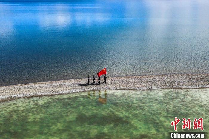 班公湖巡邏現(xiàn)場?！↓埿▲P 攝