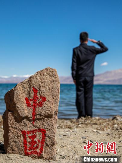 班公湖畔的“中國”標記。　龍小鳳 攝