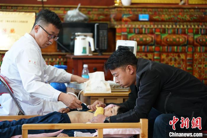 6月27日，西藏康馬縣雙語(yǔ)幼兒園的孩子參加先心病篩查?！√K丹 攝