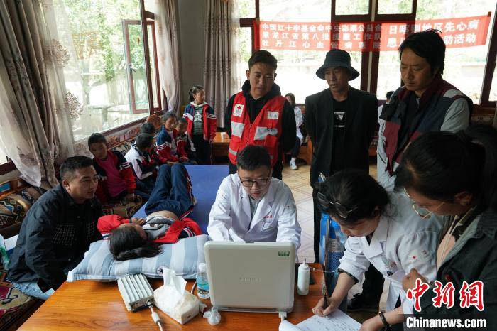 6月27日，西藏康馬縣少崗鄉(xiāng)中心小學(xué)的孩子參加先心病篩查?！√K丹 攝