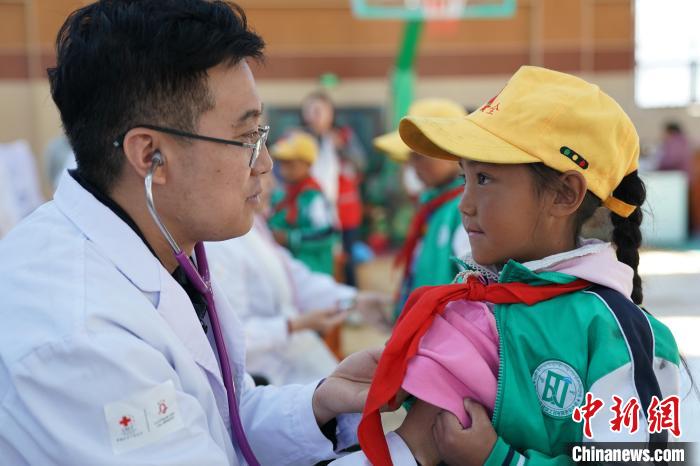 6月27日，西藏康馬縣南尼鄉(xiāng)中心小學(xué)的孩子參加先心病篩查。　蘇丹 攝
