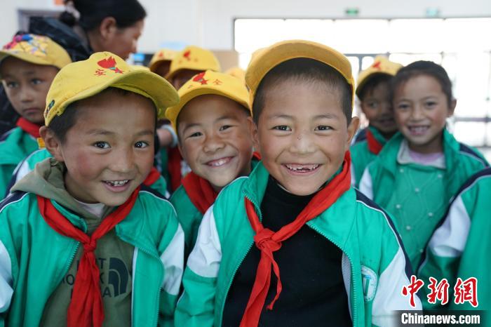 6月27日，西藏康馬縣南尼鄉(xiāng)中心小學(xué)的孩子參加先心病篩查?！√K丹 攝