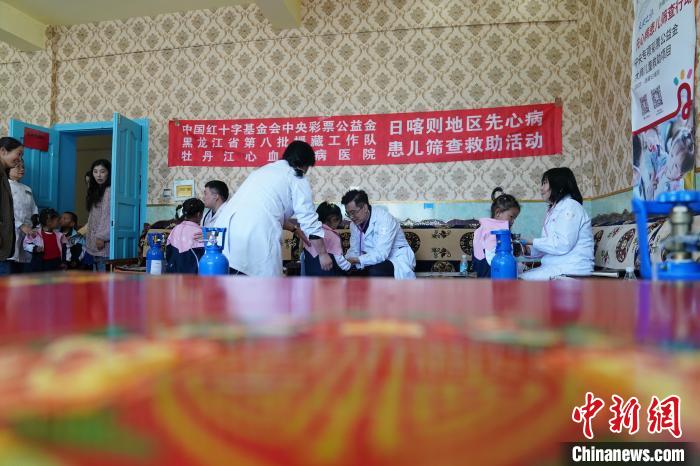 6月27日，西藏康馬縣雙語(yǔ)幼兒園的孩子參加先心病篩查?！√K丹 攝