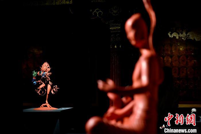 圖為展覽中圍繞西藏歷史與傳統(tǒng)創(chuàng)作的雕塑作品?！±盍?攝