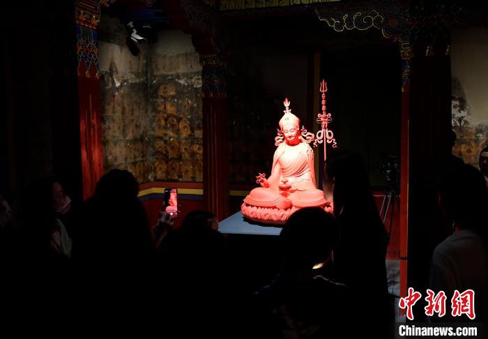 圖為觀眾正在欣賞展覽中的雕塑作品。　李林 攝