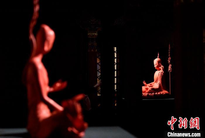 圖為展覽中圍繞西藏歷史與傳統(tǒng)創(chuàng)作的雕塑作品。　李林 攝