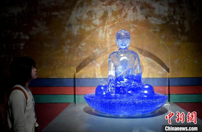 圖為觀眾正在欣賞展覽中的雕塑作品?！±盍?攝