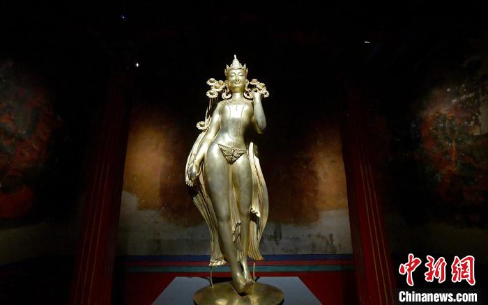 圖為展覽中圍繞西藏歷史與傳統(tǒng)創(chuàng)作的雕塑作品《八萬四千年》。　李林 攝