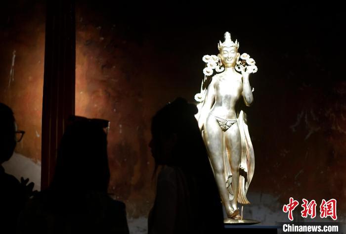 圖為觀眾正在欣賞展覽中的雕塑作品《八萬四千年》?！±盍?攝