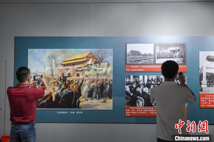 圖為市民參觀《曙光·偉業(yè)——五四運動與中國共產黨的成立》“七一”特展?！∝暩聛硭?攝