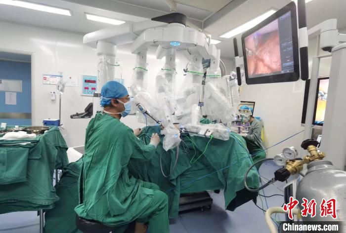 圖為援藏主任郝一昌協(xié)助進(jìn)行達(dá)芬奇機(jī)器人手術(shù)?！∥鞑刈灾螀^(qū)人民醫(yī)院供圖