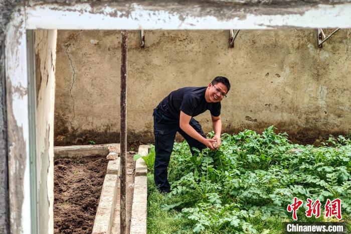 移民管理警察羅忠江在公珠湖執(zhí)勤點(diǎn)的大棚內(nèi)?！↓埿▲P 攝