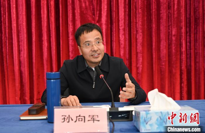 圖為西藏自治區(qū)黨委宣傳部副部長(zhǎng)、自治區(qū)社科院黨組書記孫向軍主持活動(dòng)。　趙朗 攝