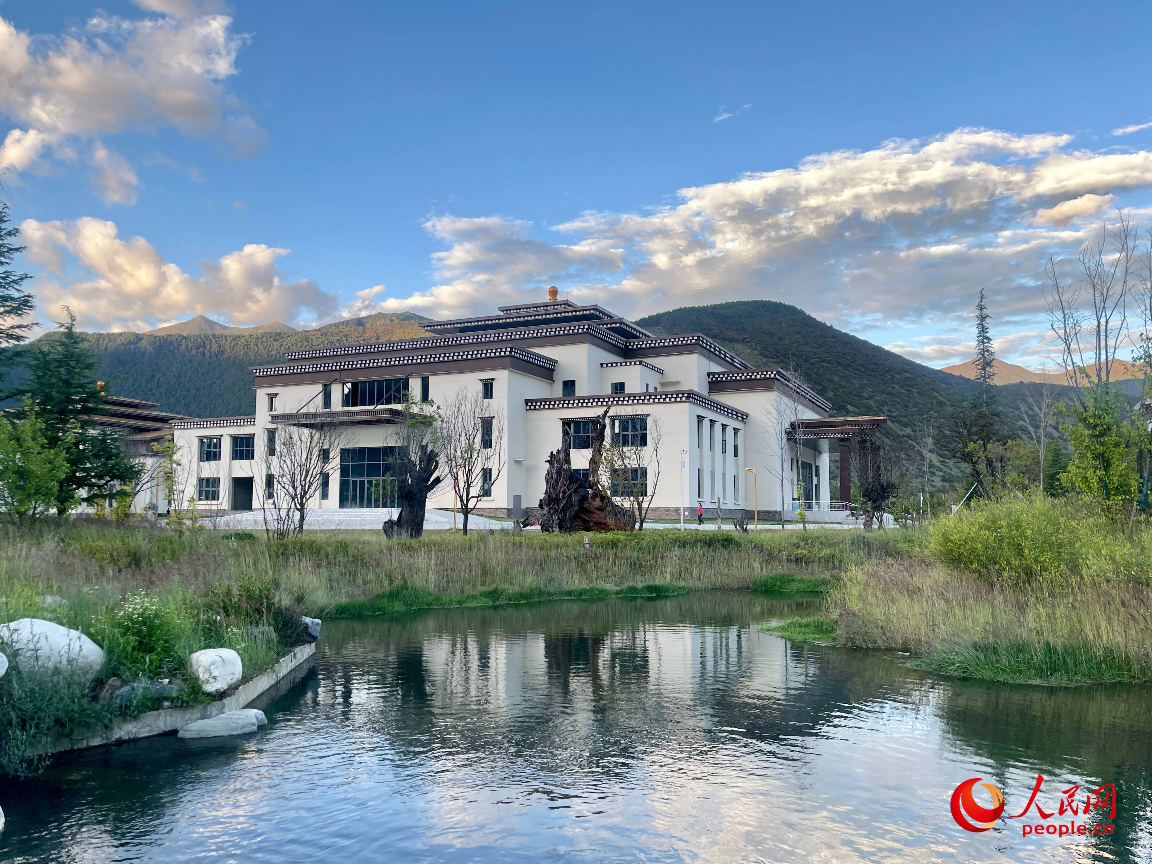 工布公園猶如一幅優(yōu)美畫卷，讓人流連忘返。人民網(wǎng) 周靜圓攝