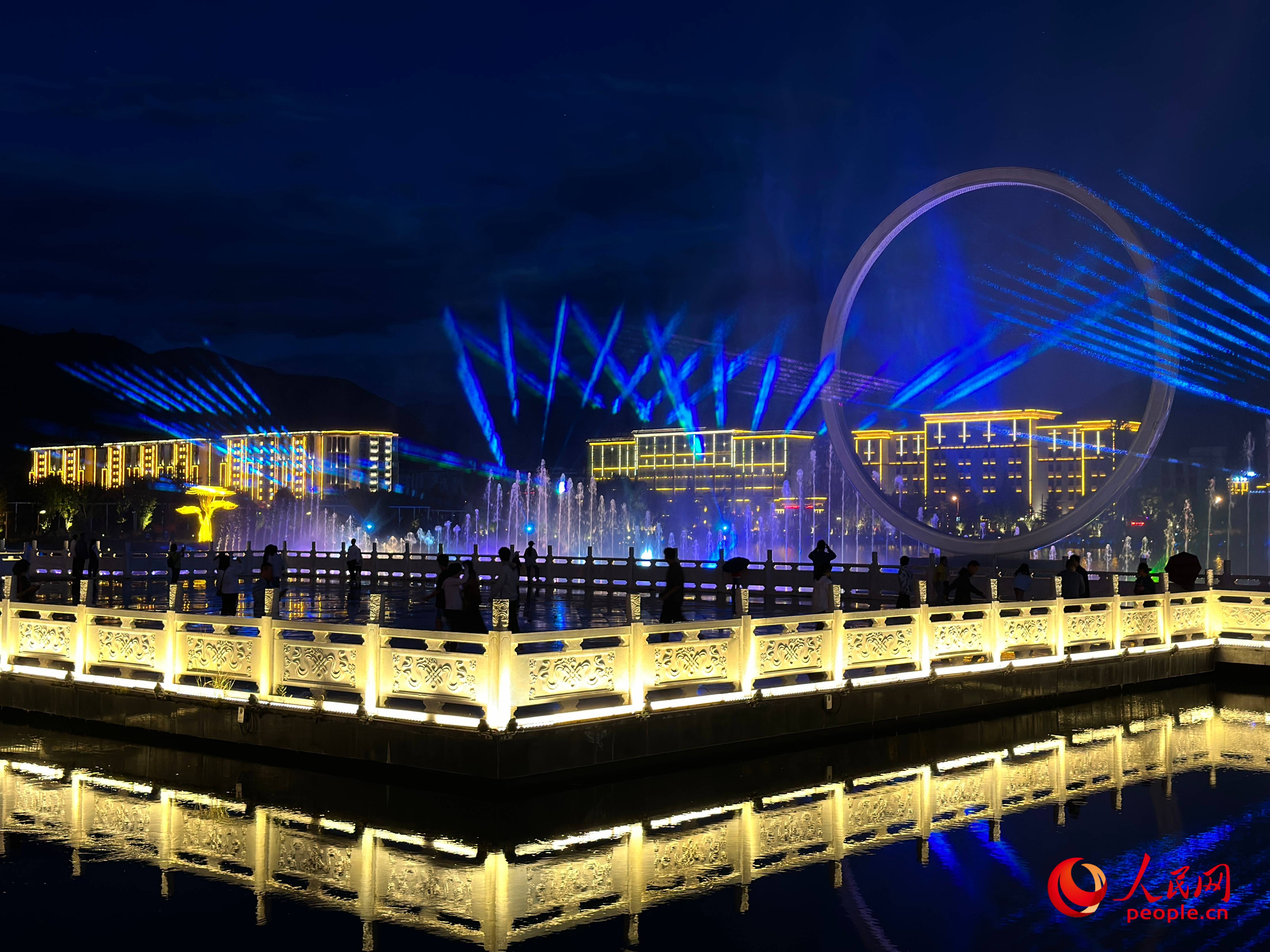 工布公園的音樂水秀噴泉，吸引市民和游客前來拍照打卡。人民網(wǎng) 周靜圓攝