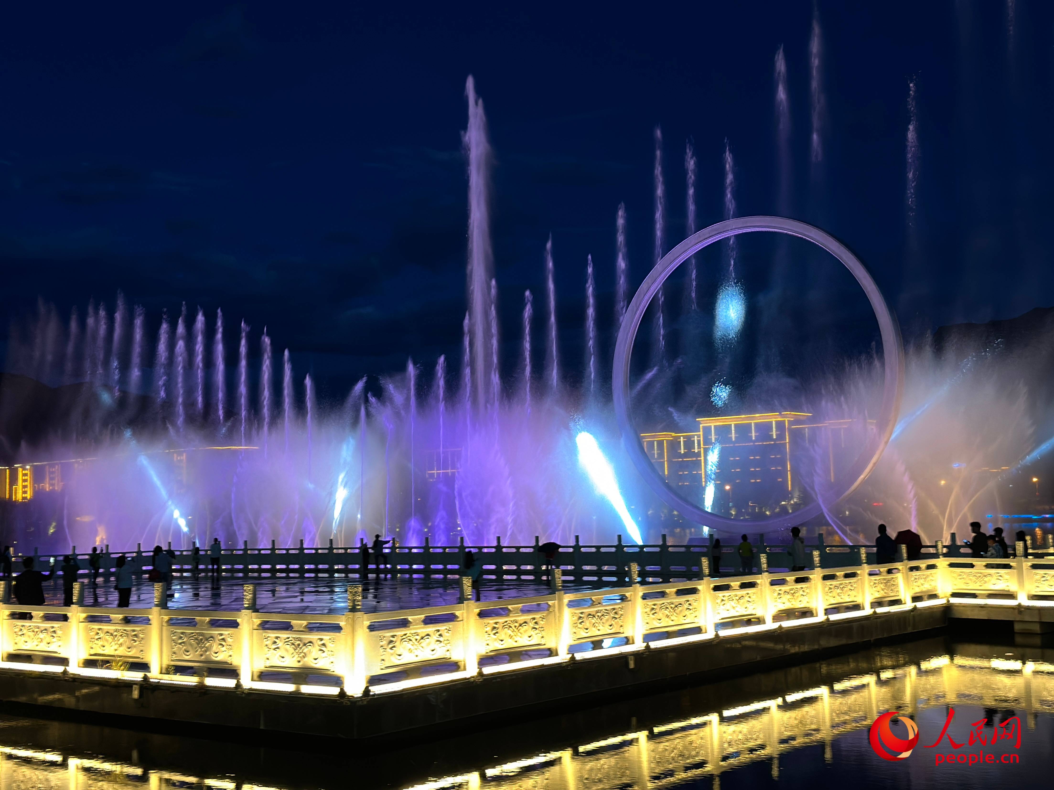 工布公園的音樂水秀噴泉，吸引市民和游客前來拍照打卡。人民網(wǎng) 周靜圓攝