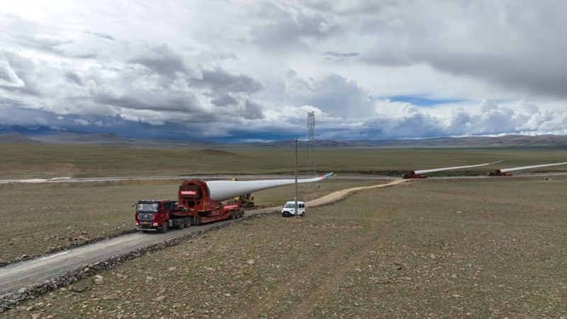 西藏措美哲古風(fēng)電場首批3.6兆瓦風(fēng)電機(jī)組運(yùn)輸。受訪者供圖