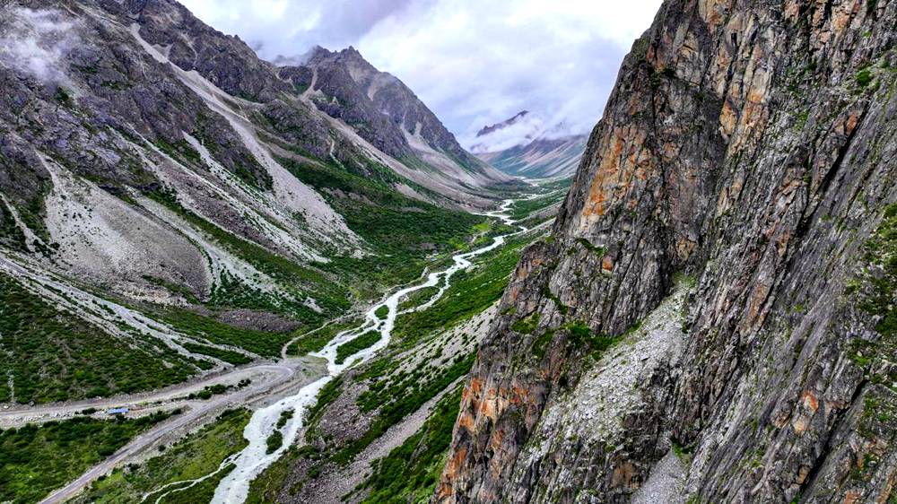 磅礴的河流滋養(yǎng)著山間草木。張澤坤攝